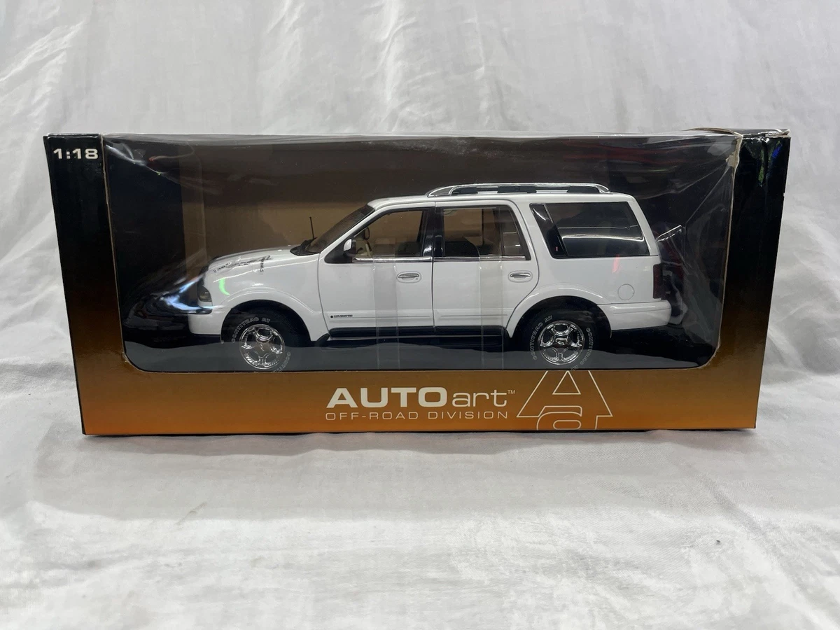 Autoartオートアート/Lincolnリンカーン Navigatorナビゲーター 1/18