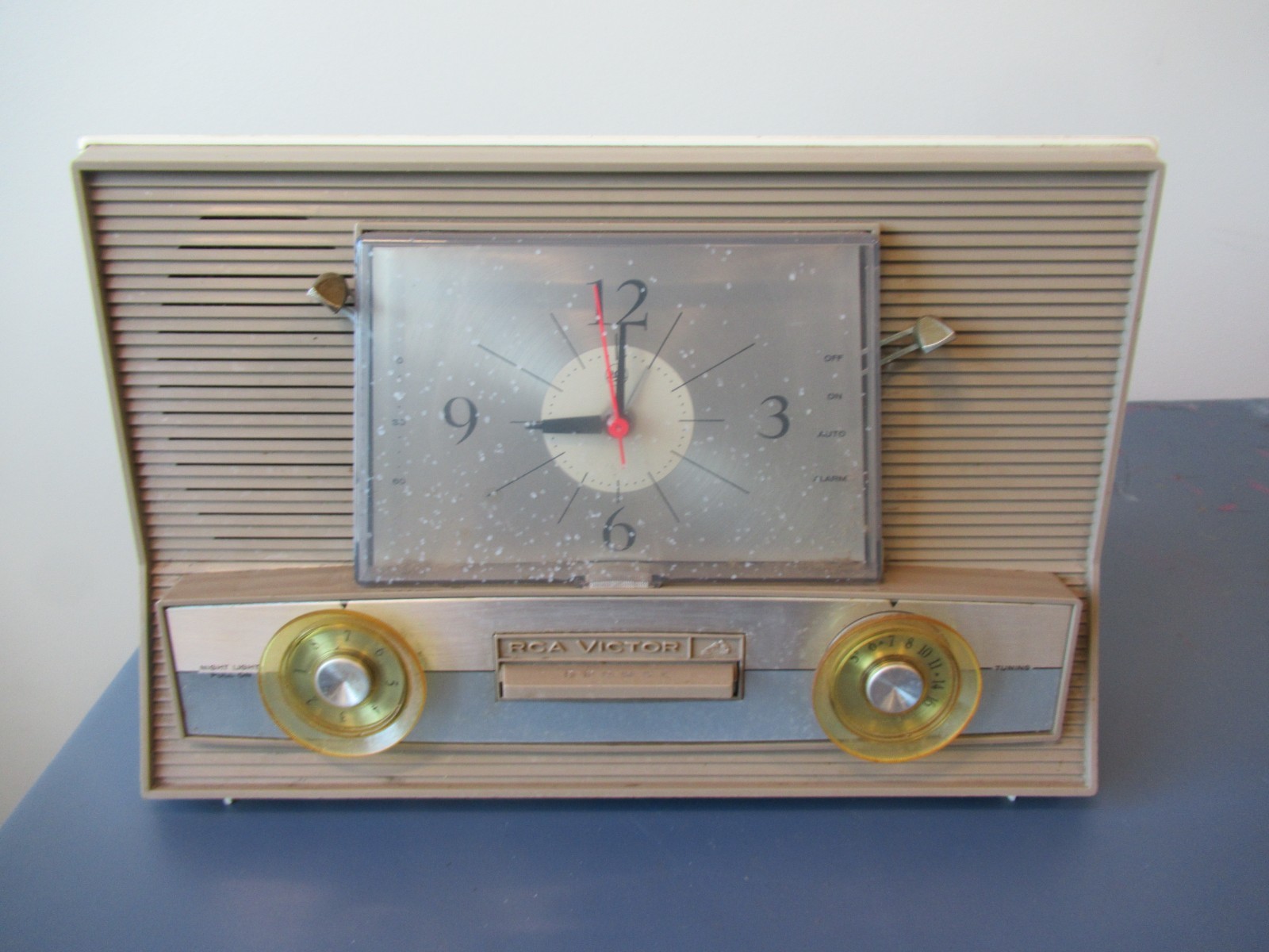 1960s RCA Victor AM Alarm Clock Radio Model 3-RD-69 Plastic TESTED Works!