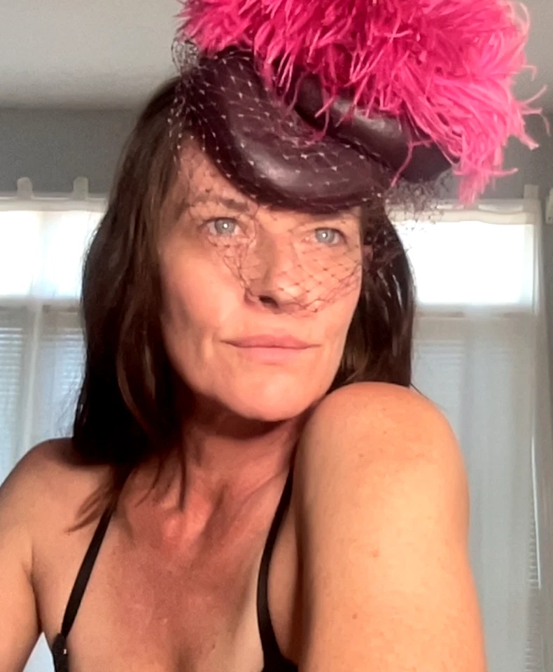 Sombrero de fieltro pintado con pluma de pompón de avestruz inclinable rosa y púrpura años 30 reciclado elegante Foto 4 de 4