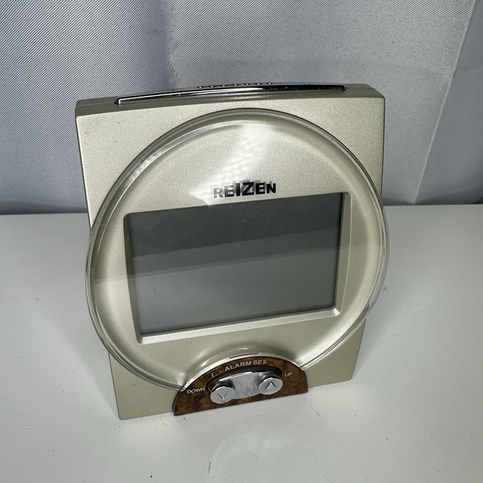 Reizen Talking Atomic Alarm Clock Calendar Date Time Alarm (Tested)