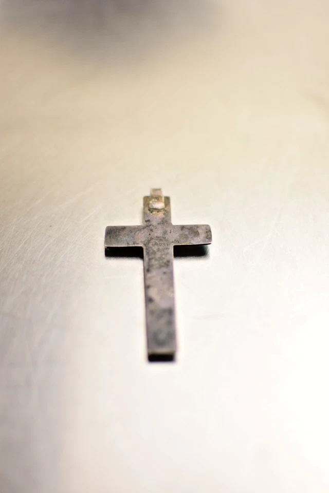 Cruz de plata artesanal nativa Zuni con turquesa Foto 3 de 3