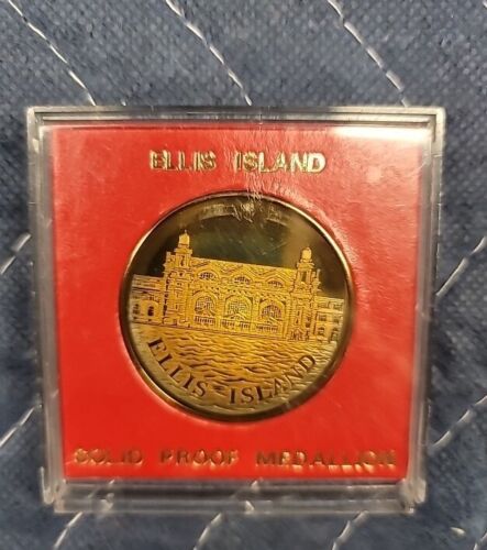 Vintage Ellis Island solides Medaillon, Toning Messing, im Etui - Bild 1 von 4