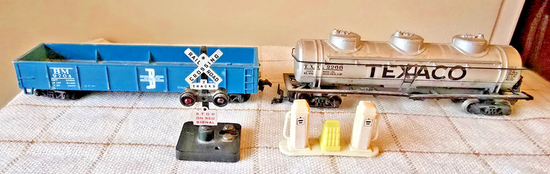 MODEL TRAIN PARTS LOT of 4- 1960s, TEXACO TANK CAR, RAILROAD CROSSING, GAS PUMPS