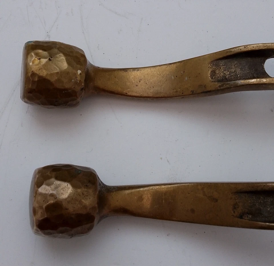 Estantes de ventana. Abridores antiguos originales de latón con extremos de bola ornamentales. Foto 3 de 4