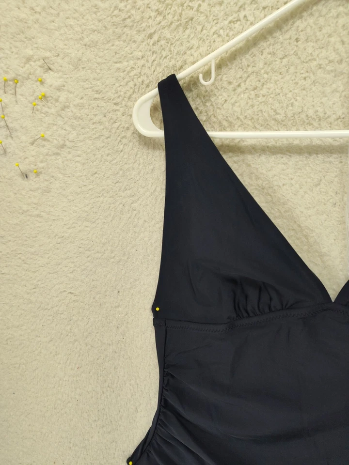 Traje de baño Old Navy para mujer grande negro mezcla de poliéster cuello en V body de una pieza Foto 2 de 4