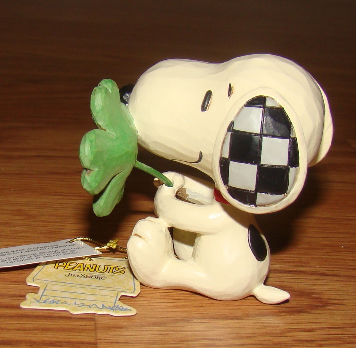 Peanuts by Jim Shore, SNOOPY HOLDING CLOVER (6014341) Miniature
