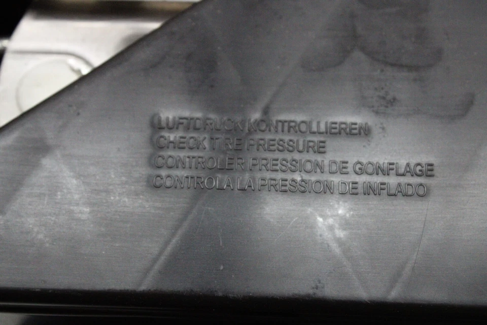 Mercedes E350 2010 Jack caja de herramientas A 212 890 38 14 OEM 10 11 12 13 Foto 2 de 4