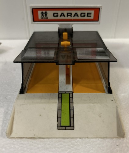 TOMY POCKET CAR GARAGE PLAYSET 1978 VNTG 2 BAY GARAGE W/RAMP OPENING DOORS - Picture 2 of 7