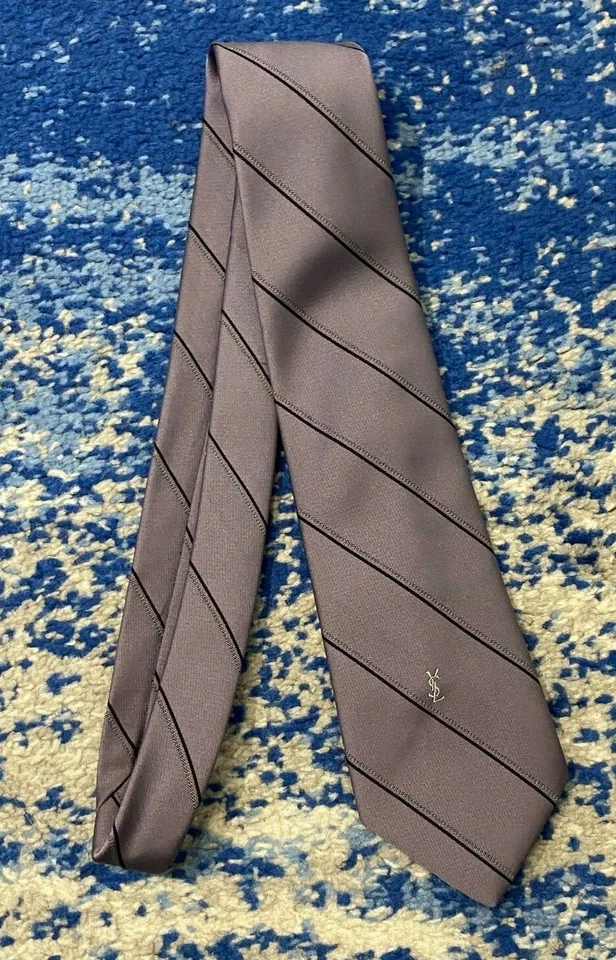Corbata Yves Saint Laurent YSL Vintage Glicinia Púrpura Negro Sesgo Rayas Logo  Foto 2 de 4