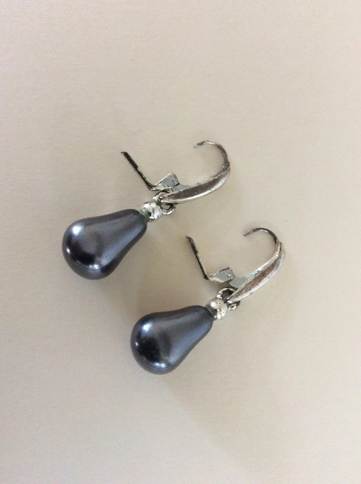 Pendientes Agatha Genuinos Tono Plata con Gota Gris Oscuro Imitación Perla Años 90 Pierce Foto 2 de 4