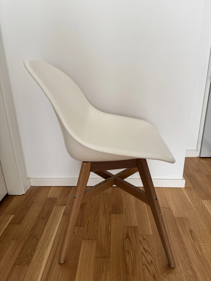 IKEA FANBYN Stuhl - weiße Sitzschale & Holzstuhlbeine - Bild 2 von 4
