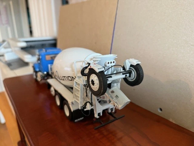 Oshkosh McNeilus Revlution mezclador de cemento descarga trasera 1/50 Foto 2 de 4