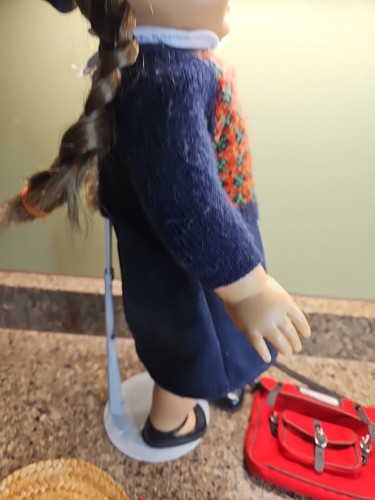 American Girl Molly 18" Puppe mit Ständer & Zubehör Kleid Geldbörsen Kleiderbügel Hut - Bild 10 von 16