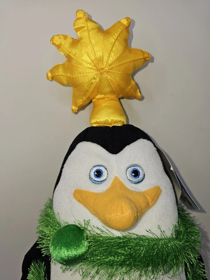 Peluche "Skipper" Penguin 17" Merry Madagascar 2009 envuelto como árbol de Navidad Foto 2 de 4