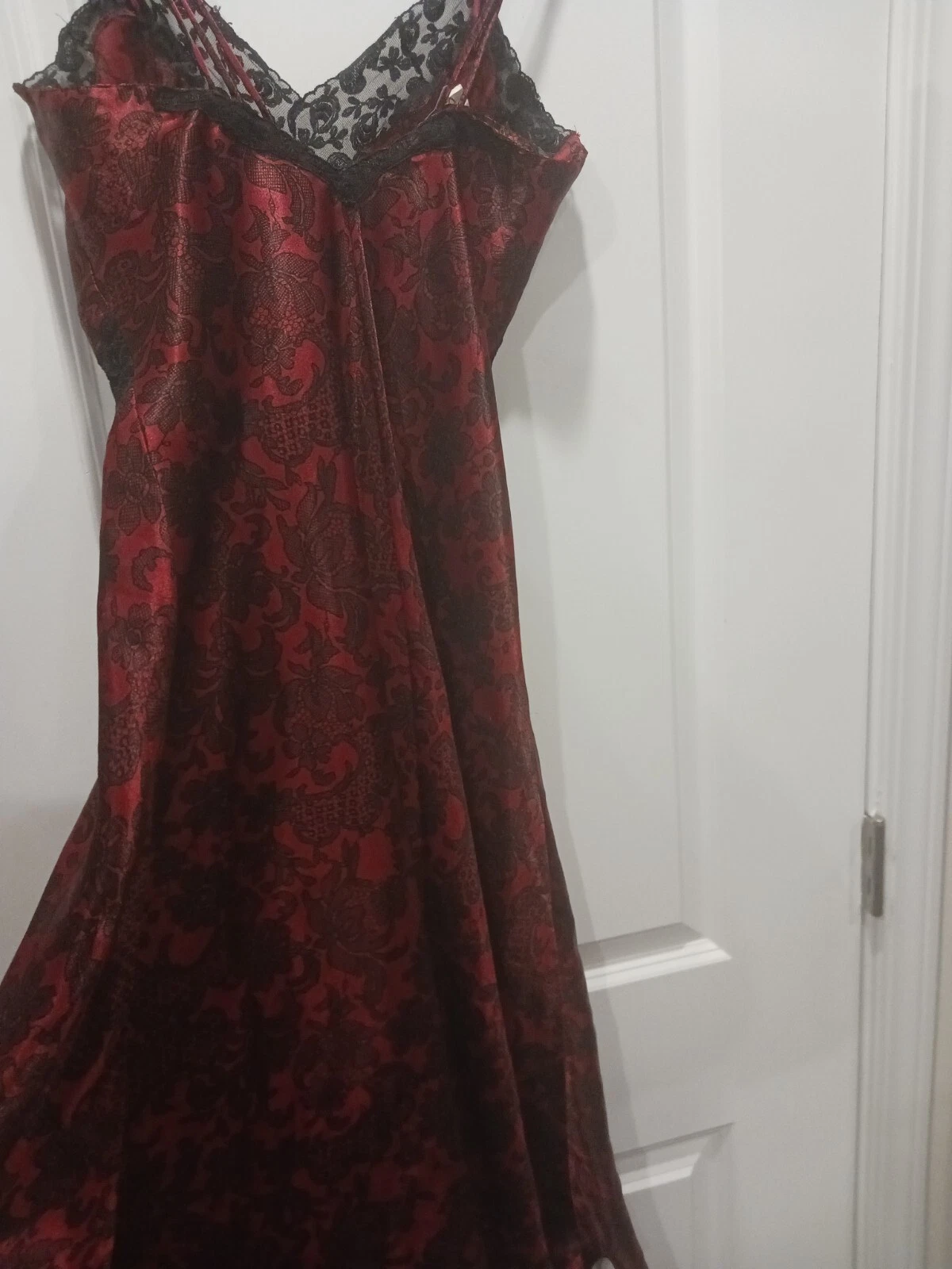 UNDERCOVER Abito piccolo Victoria Secret etichetta oro rosso e nero in pizzo