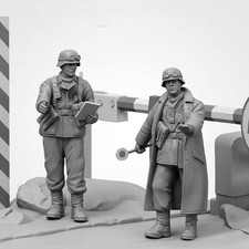 1/35 Resin Figure WWII German Soldiers 2 Figures Unpainted Unassembled