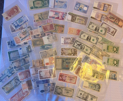 Lot von 63 Banknoten der Welt, zirkuliert & bankfrisch, im säurefreien Displayalbum