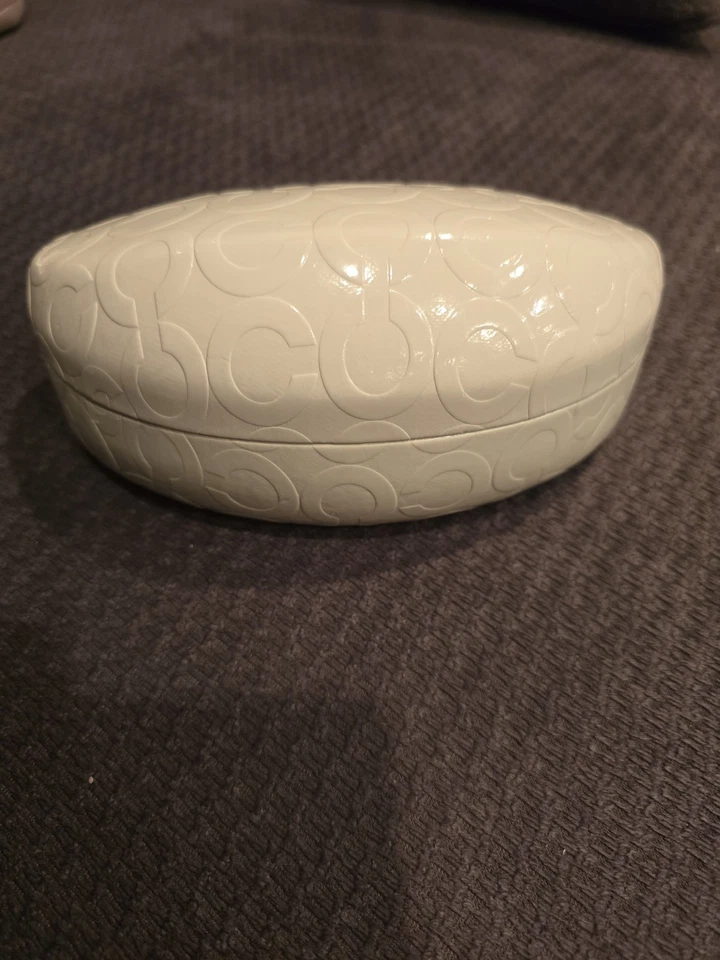 Estuche Rígido COACH Blanco Marfil Almeja para Gafas de Sol o Anteojos - Repujado C Foto 3 de 4