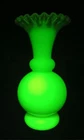 Vintage Fenton Glossy Burmese Uranium Glass Ruffled Vase Uv Reactive