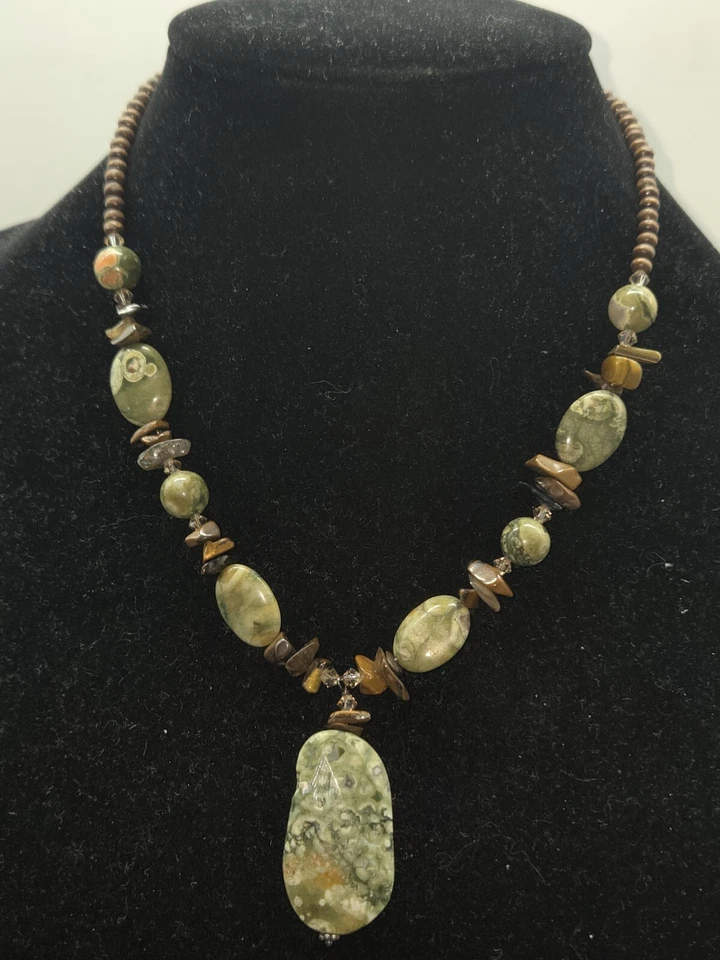 Gargantilla collar hecha a mano selva tropical jaspe riolita piedra cuentas de madera... Foto 4 de 4