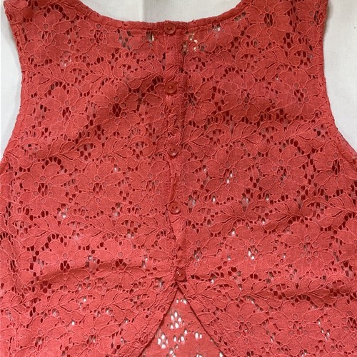Top senza maniche Crystal K MEDIUM semi trasparente pizzo uncinetto dettagli bottoni sul retro - Foto 5 di 7