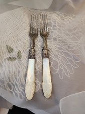 2 antiche FORCHETTE SOTTACETO OLIVA manici madreperla placcato argento EPNS perline