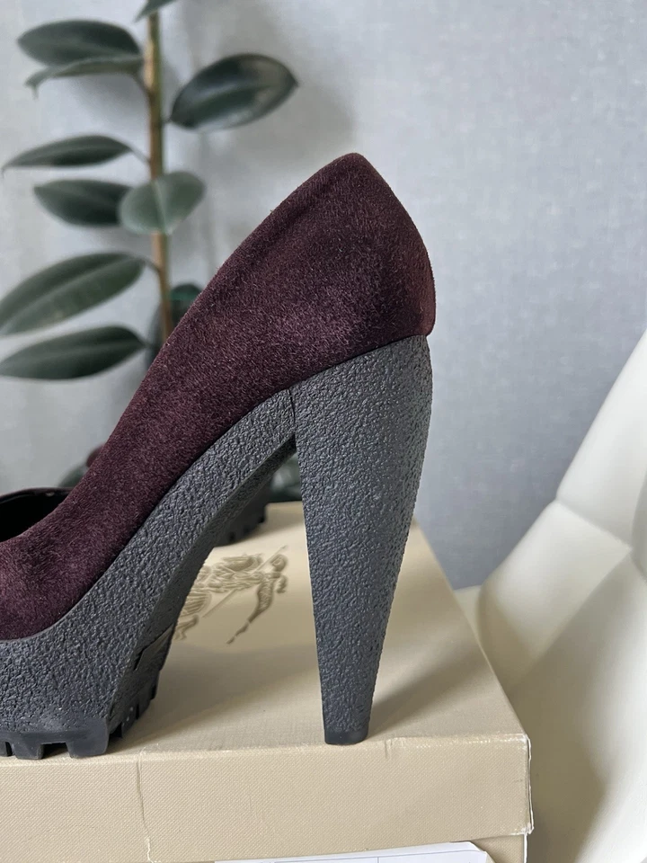 Zapatos de salón Burberry con plataforma de gamuza borgoña con suela texturizada talla 38 Foto 4 de 4