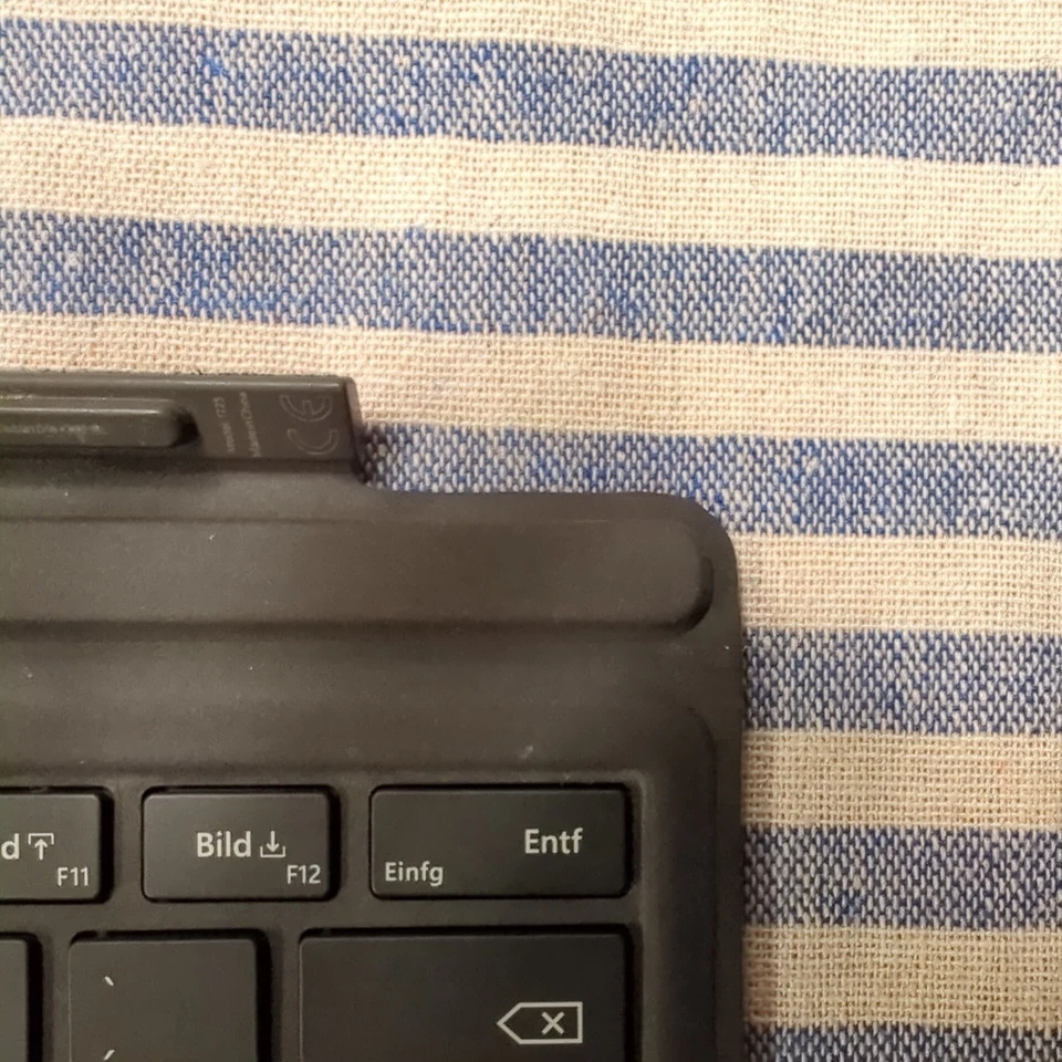 Microsoft Surface Pro Type Cover – Tastatur mit QWERTZ-Layout - Bild 4 von 4