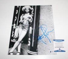 SEXY ACTRESS JODIE FOSTER HAND SIGNED TAXI DRIVER MOVIE 11X14 PHOTO BECKETT COA