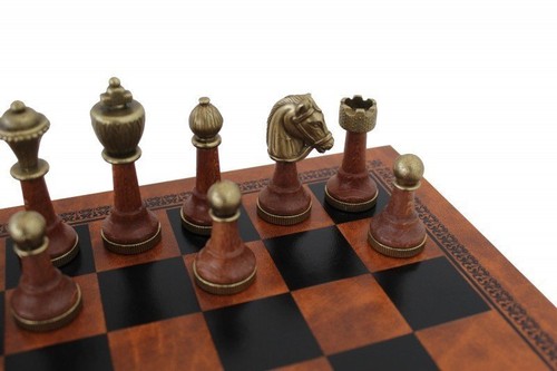 Classico Metallo E Legno Scacchi Set Con Marrone/Nero Similpelle Scacchiera - Foto 3 di 3