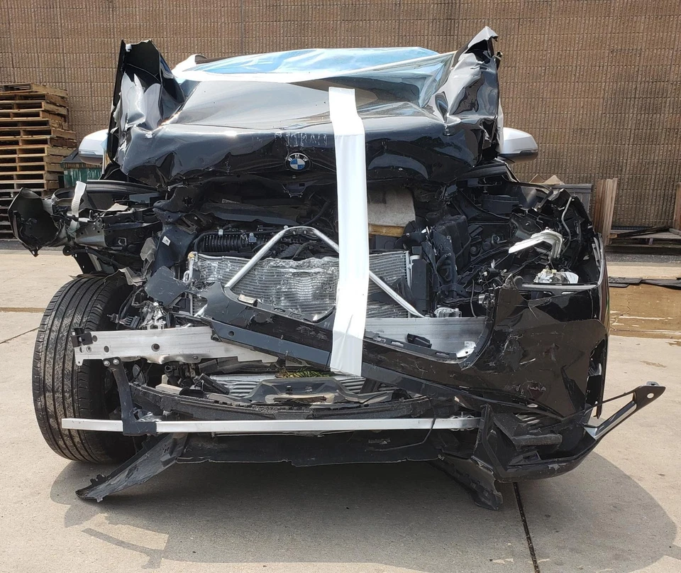 BMW X1 2023 suspensión delantera izquierda rodilla --7 k-- Foto 2 de 4