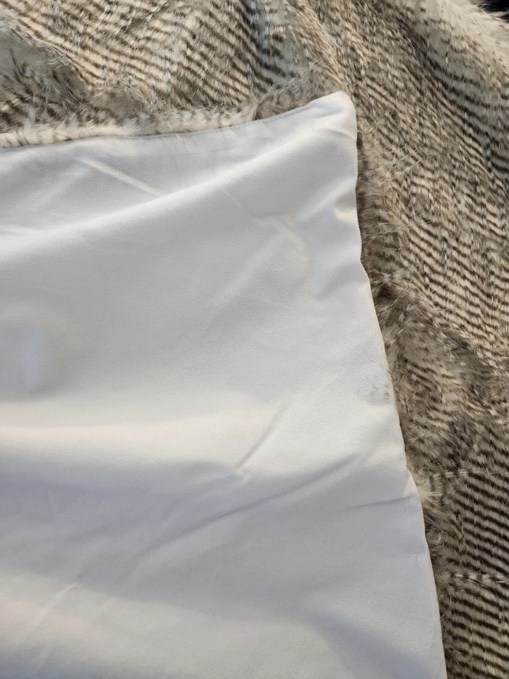 ALMOHADAS DE PIEL SINTÉTICA 5' 50" Y 2 19" GRIS NEGRUZCO Y BLANCO Foto 4 de 4