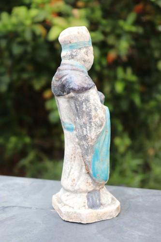 Ming dynasty (1368-1644 AD) terracotta figurine: Priest holding Zodiac Dog. - Picture 5 of 12