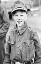 WW2 PICTURE PHOTO GERMAN VERY YOUNG SOLDIER 6706