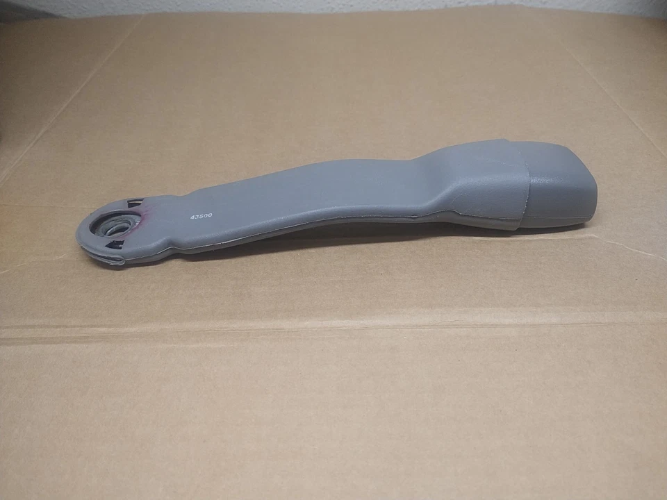 2001 Chevrolet Tahoe передний пассажирский ремень безопасности пряжка Silverado цвет 922 серый. - Изображение 4 из 4