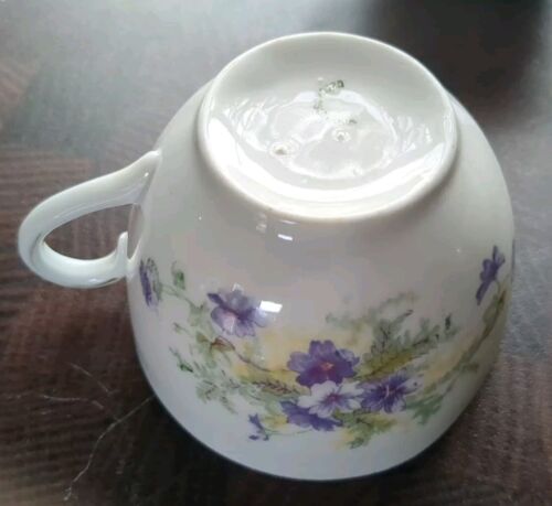 Four Vintage Floral Design Tea Cups - Picture 2 of 5