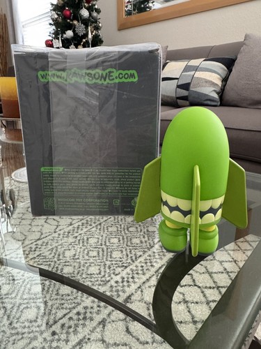 KAWS Blitz 2002 Green Vinyl Figure Mint with Box - Picture 2 of 3
