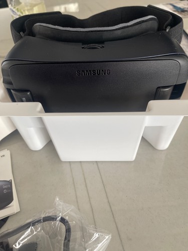 SAMSUNG Gear VR SM-R323 Oculus Headset W/Box & Accessories