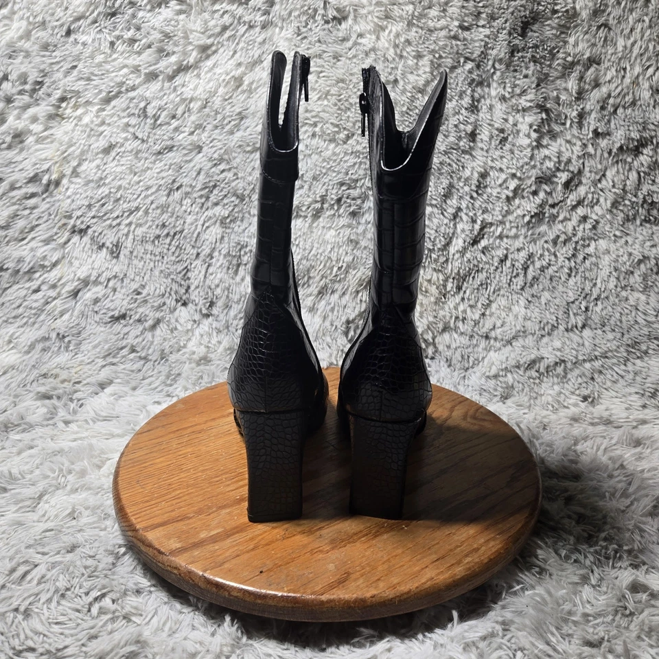 Bota Chinese Laundry Mujer Talla 10 Negra Imitación Cuero Estampado Cocodrilo Cremallera Tacón Medio Pantorrilla Foto 4 de 4