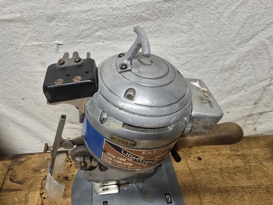 Cortador de tela industrial Eastman Lightning Clase 354 trifásico Foto 3 de 4