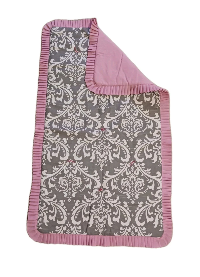Manta Cuna Bebé Niña Reversible Gris Floral Damasco Rosa Volantes 47x28 Foto 2 de 4