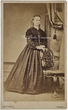 CDV PRETTY LADY RINGLET HAIR CRINOLINE DRESS CARVED CHAIR GOTTHEIL LONDON