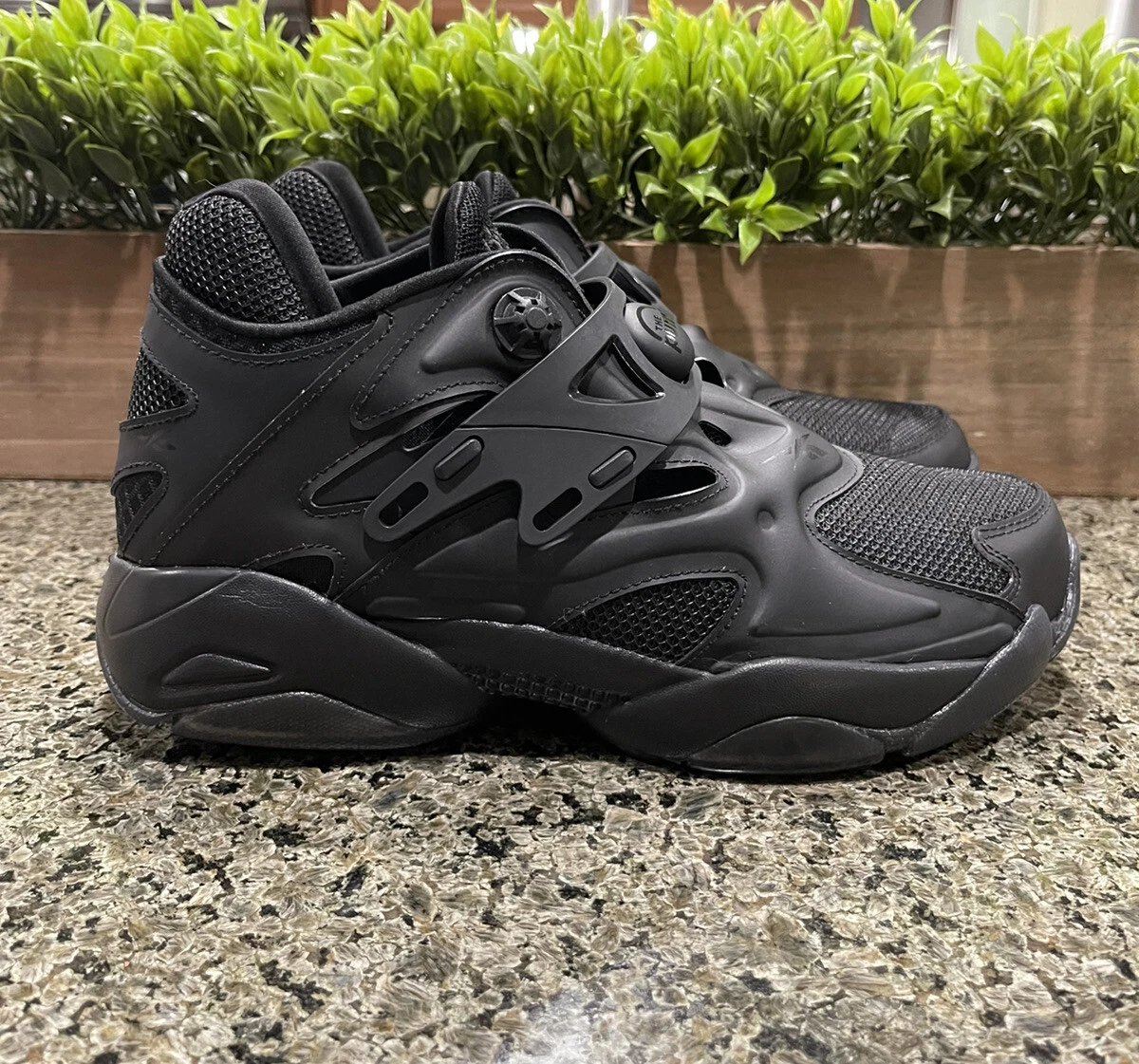 Reebok black hotsell tennis shoes