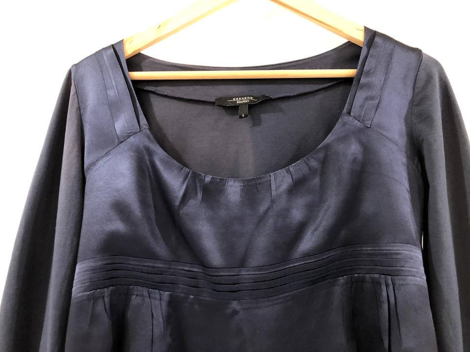 Blusa de satén Max Mara Weekend talla pequeña azul marino oscuro manga larga cuello redondo Foto 3 de 4