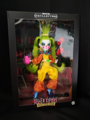 Monster High Skullector Shorty Puppe, Killer Klowns aus dem Weltraum - in der Hand 