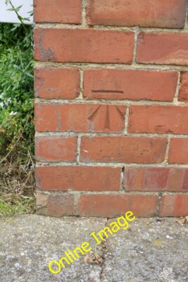 Foto 6x4 Benchmark auf #107 Springfield Avenue Banbury\/SP4540 Ordnance S c2014
