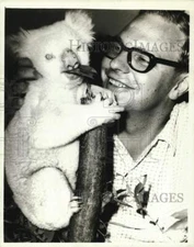 1970 Press Photo Pat Robinson with an Albino koala in Sydney, Australia