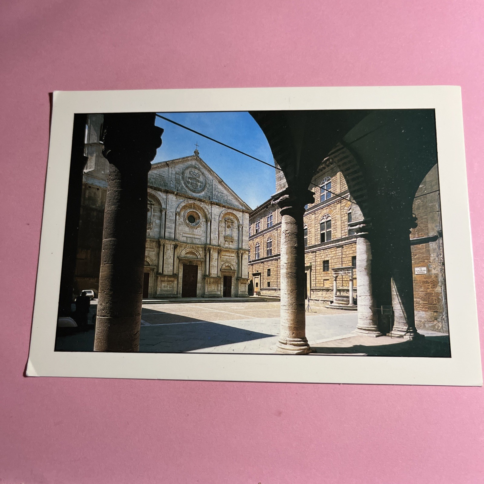CARTOLINA GRANDE A COLORI - PIENZA (SI) PIAZZA VISTA DAL LOGGIATO PALAZZO COMUN.