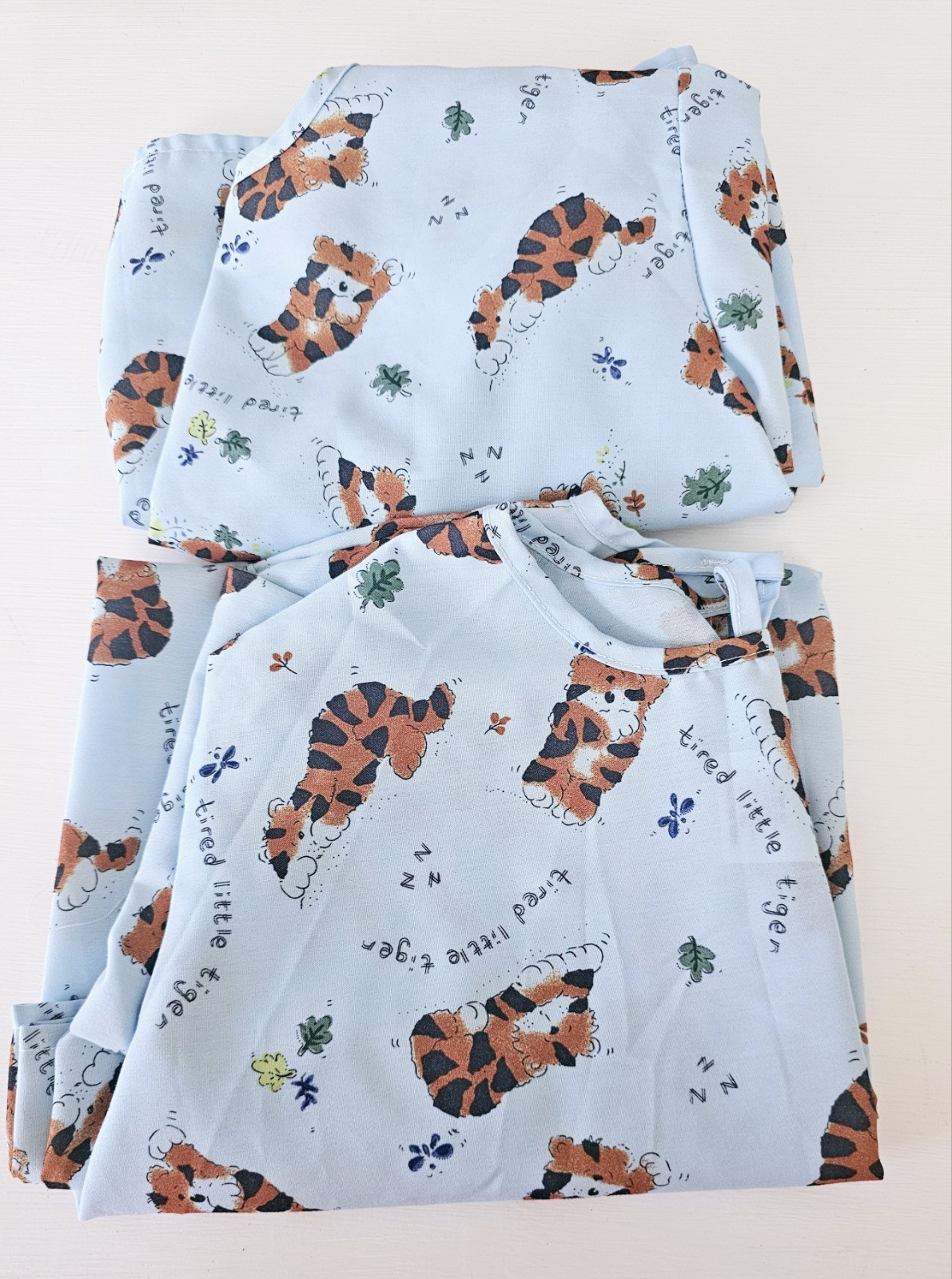 Preowned Unused Tired Tiger Pediatric Children's Hospital/IV Gowns Lot Of 2 LG