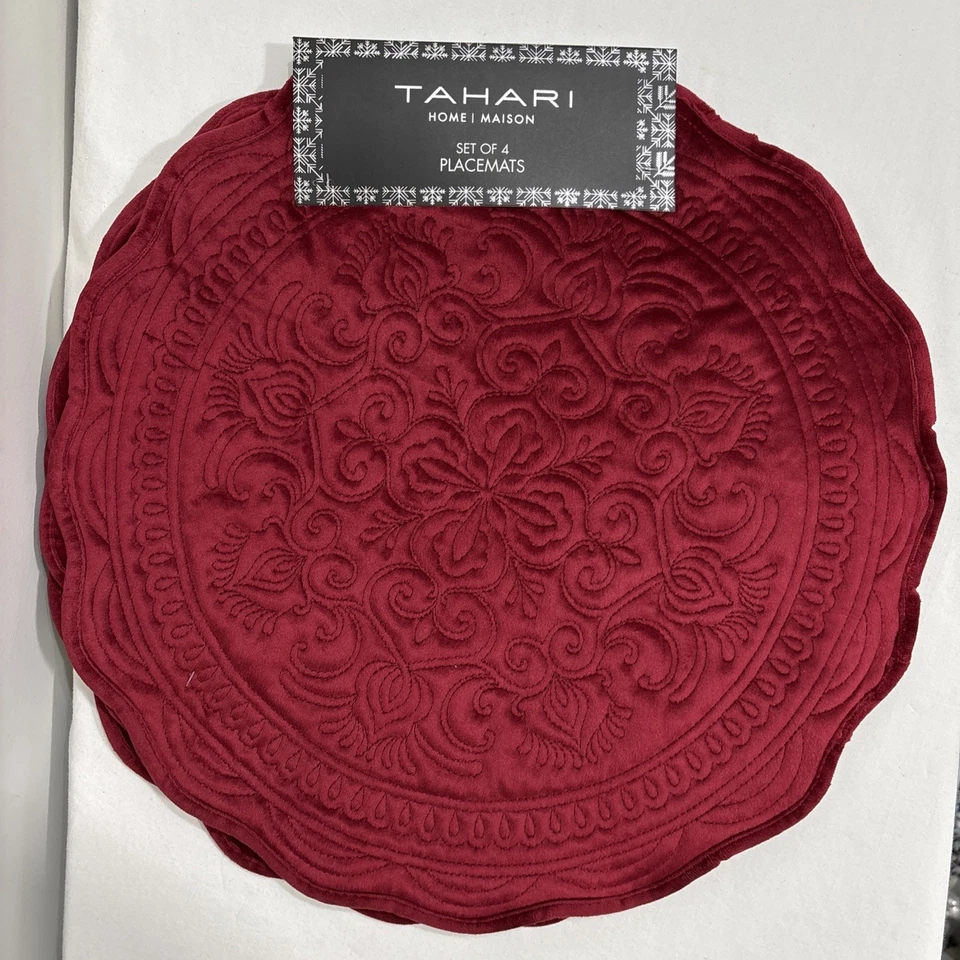 TAHARI TISCHSETS (4) ROT SAMT 16,5" Durchmesser RUND 100% POLYESTER NEU